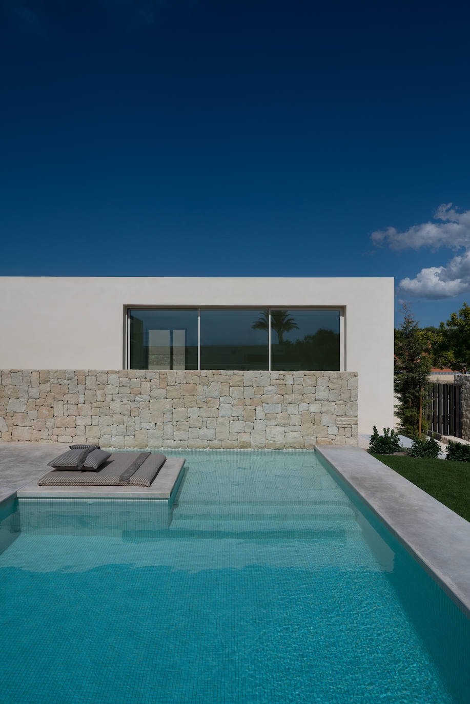 Vista exterior desde la piscina, donde se ha construido respetando la dirección de los vientos.