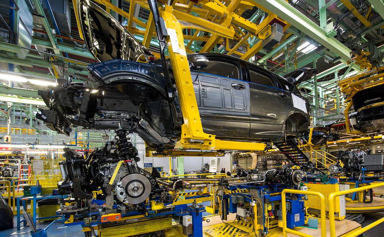 Un coche en una línea de montaje de Ford Almussafes. 