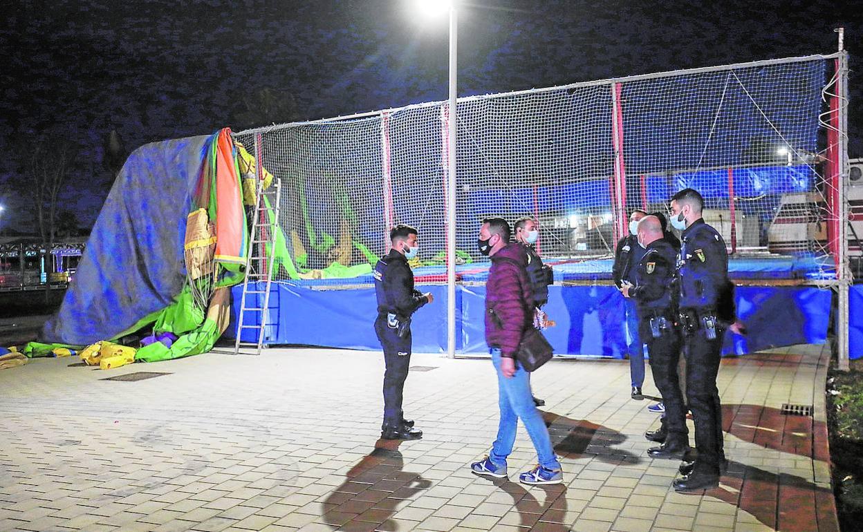 Policías nacionales en la escena del siniestro. 