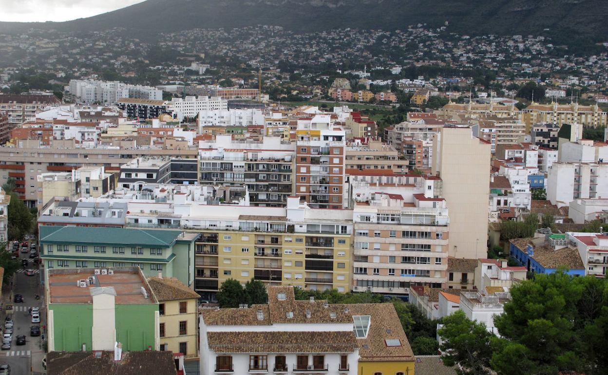 Panorámica del casco urbano de Dénia y de las construcciones en la falda del Montgó. 