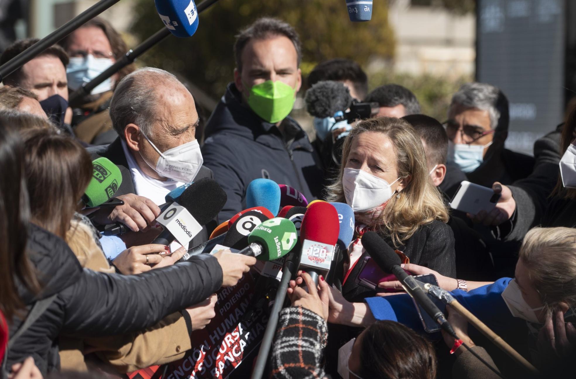 Cara a cara.
San Juan y Calviño, tras
encontrarse ayer a las puertas del
Ministerio de Asuntos
Económicos. A. Ortega / EP