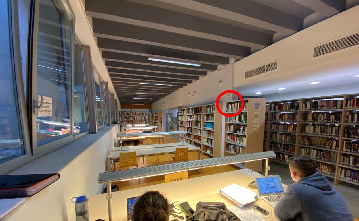 Un dispositivo colocado en la biblioteca.