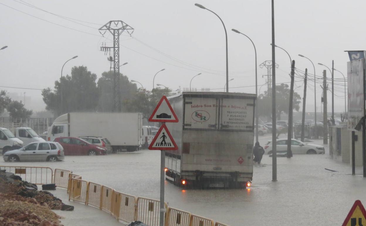 La calle Ciudad de Barcelona en un episodio de lluvias. 