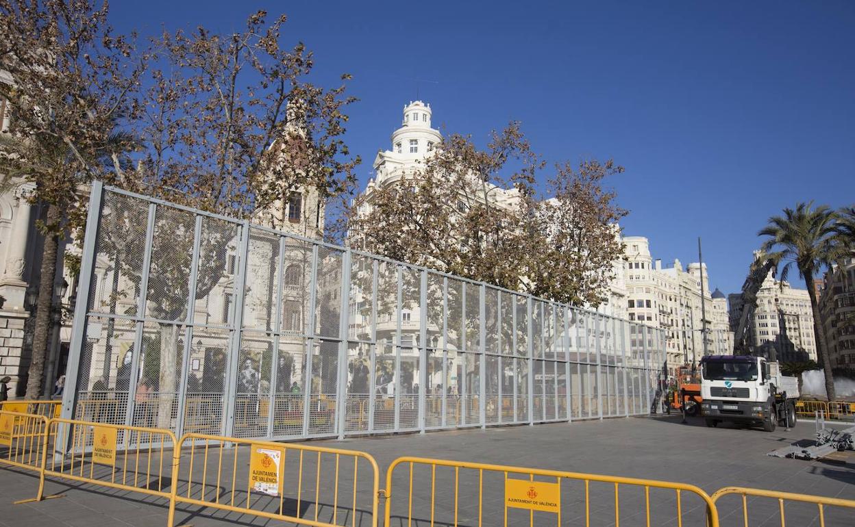 Montaje de la valla de las mascletaes en la plaza del Ayuntamiento. 