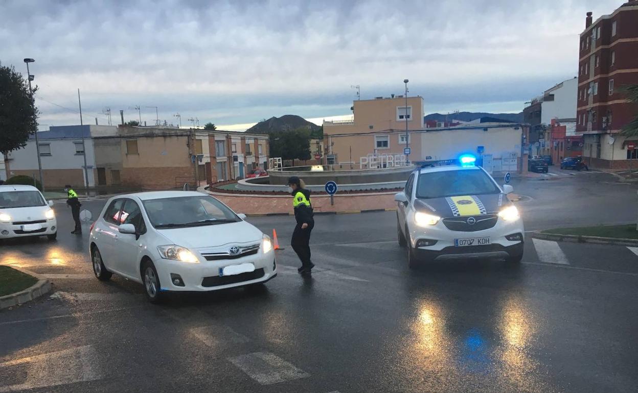 Control de la Policía Local en Petrer. 