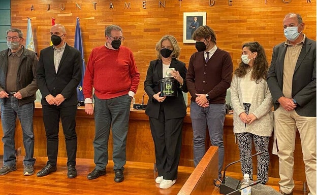 Imagen principal - El alcalde, Jesús Ros, con representantes vecinales y de las empresas, en le presentación. 