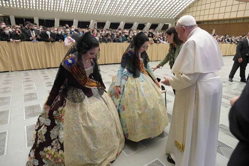 Fotos: El Papa recibe a las Falleras Mayores