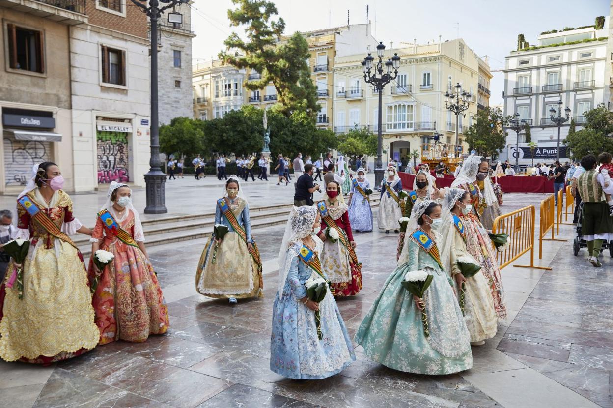 Un grupo de falleras participan en la pasada edición de la Ofrenda. iván arlandis