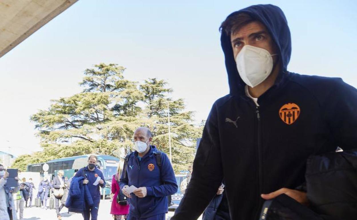 Maxi Gómez en el aeropuerto de Manises.