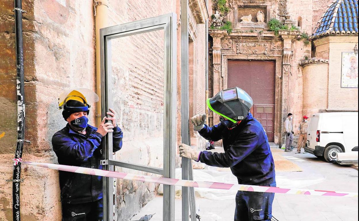 Preparativos para la instalación de los andamios para intervenir en la fachada de los Santos Juanes. 