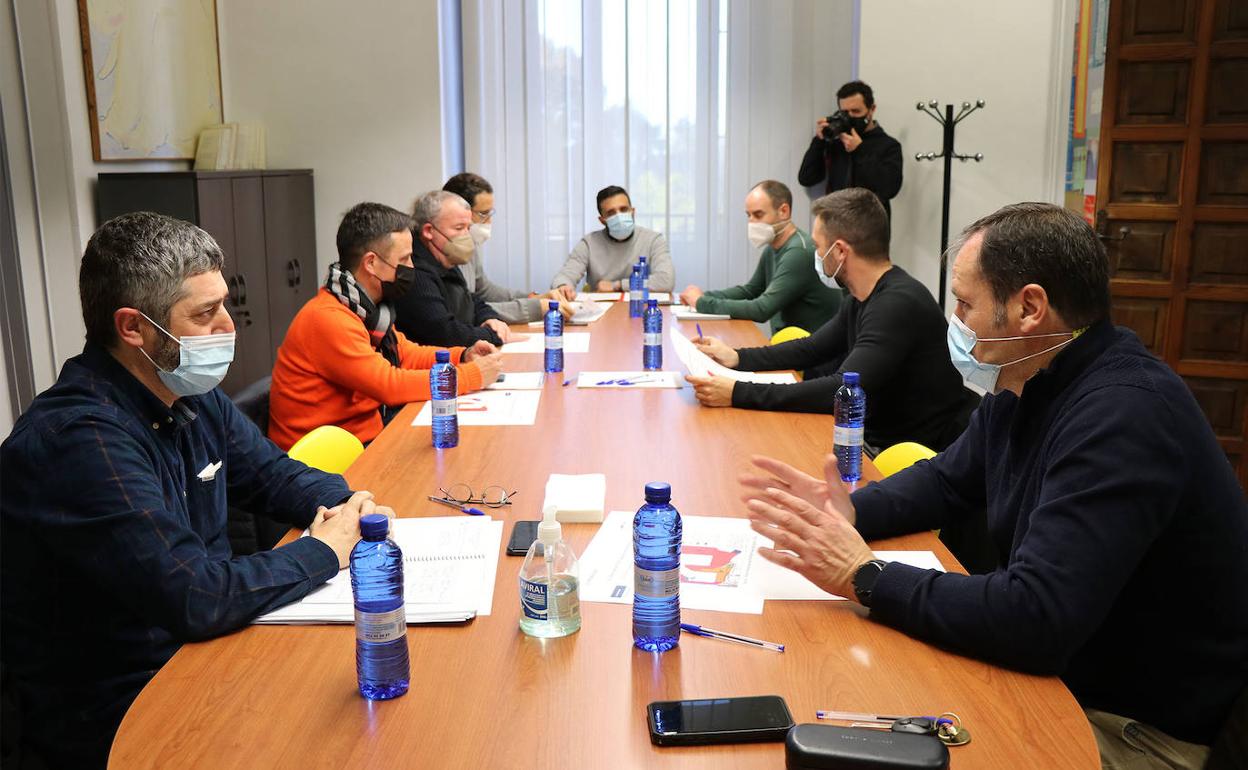 Un instante de la reunión con representantes de todas las formaciones. 