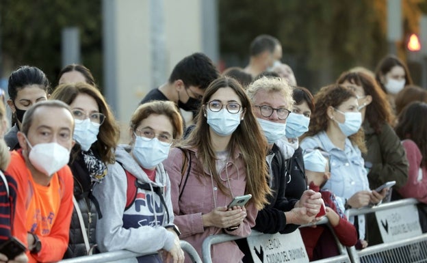 Valencia sale a la calle para reconocer el esfuerzo de sus maratonianos. 