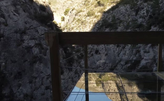 Mirador con suelo de cristal al final de la pasarela. 