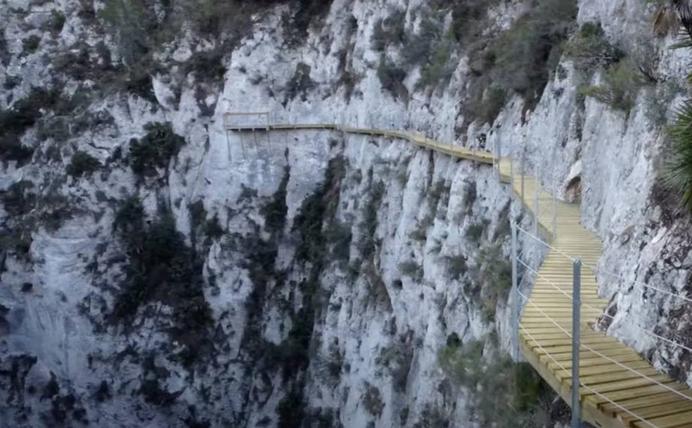 Un paseo por las nubes sobre la pasarela del pantano de Relleu