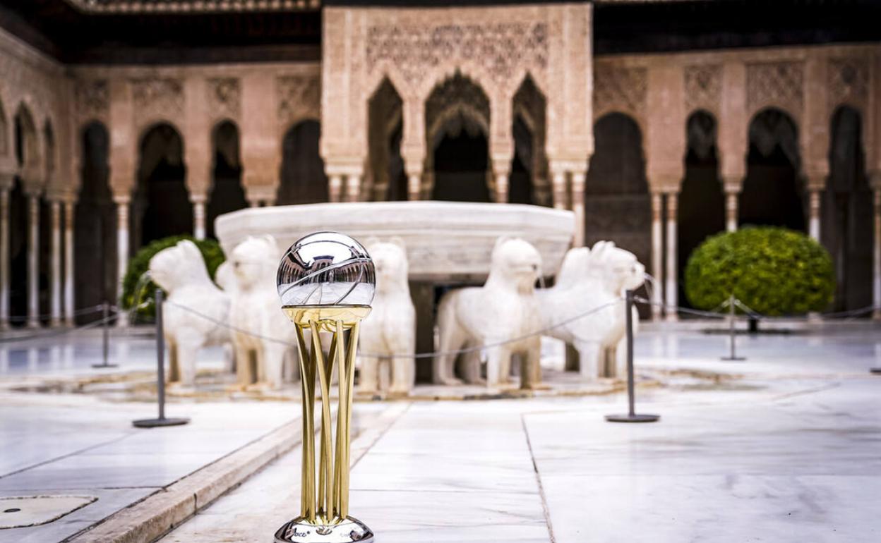 El trofeo de la Copa del Rey, en el patio de los leones de la Alhambra. 