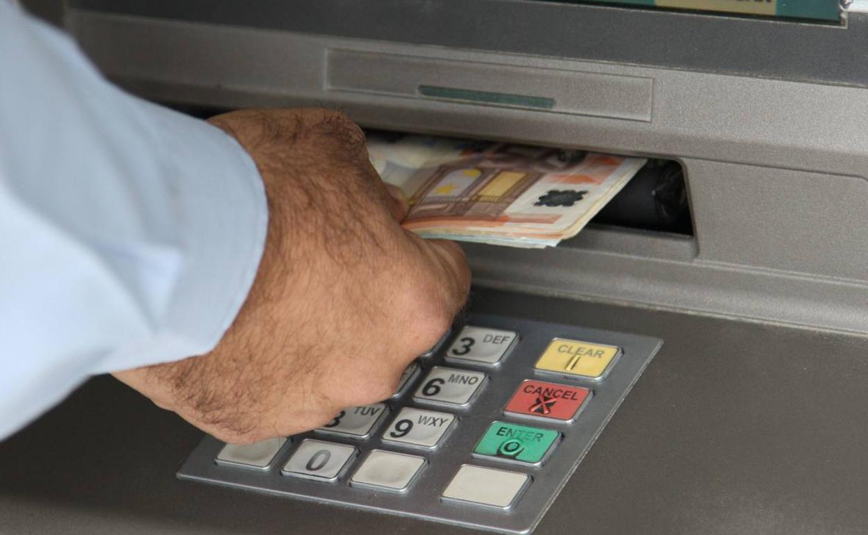 Hacienda vigila los movimientos bancarios de dinero en efectivo para detectar ilegalidades y fraudes.