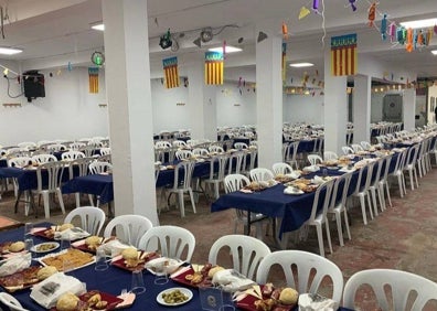 Imagen secundaria 1 - Falleros de Gayano Lluch, cenando en el exterior en las Fallas de septiembre, cadal de Fray J. Rodríguez y carpa de Barrio Llamosí. 