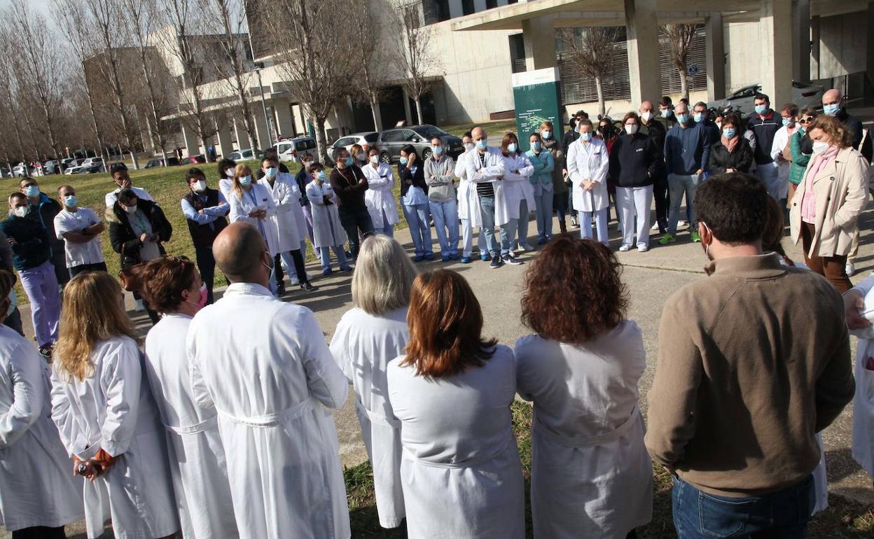 Momento de la concentración y asamblea de este jueves ante el hospital de Dénia. 