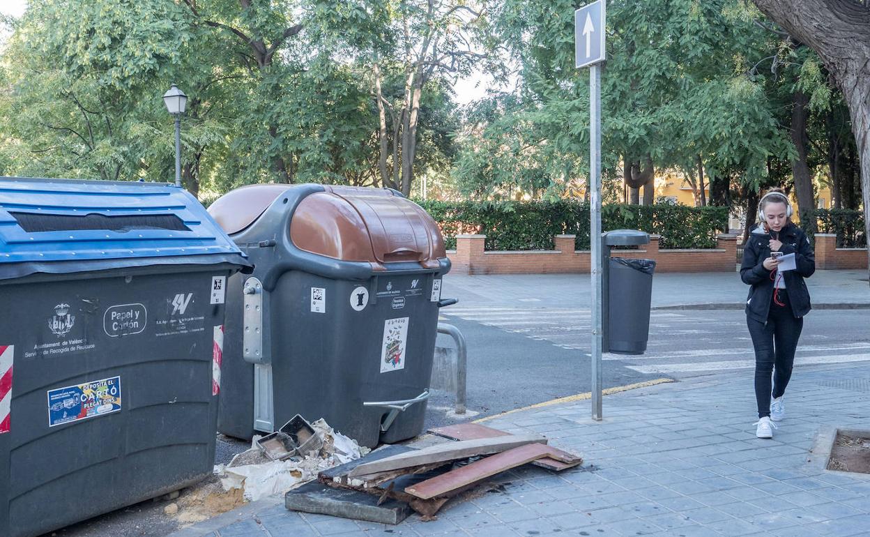 Contenedor de cartón y de restos orgánicos, en una calle de Valencia. 