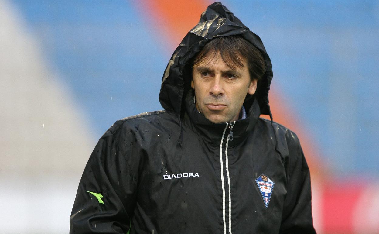 Felipe Miñambres, durante su etapa como entrenador en el Alicante. 