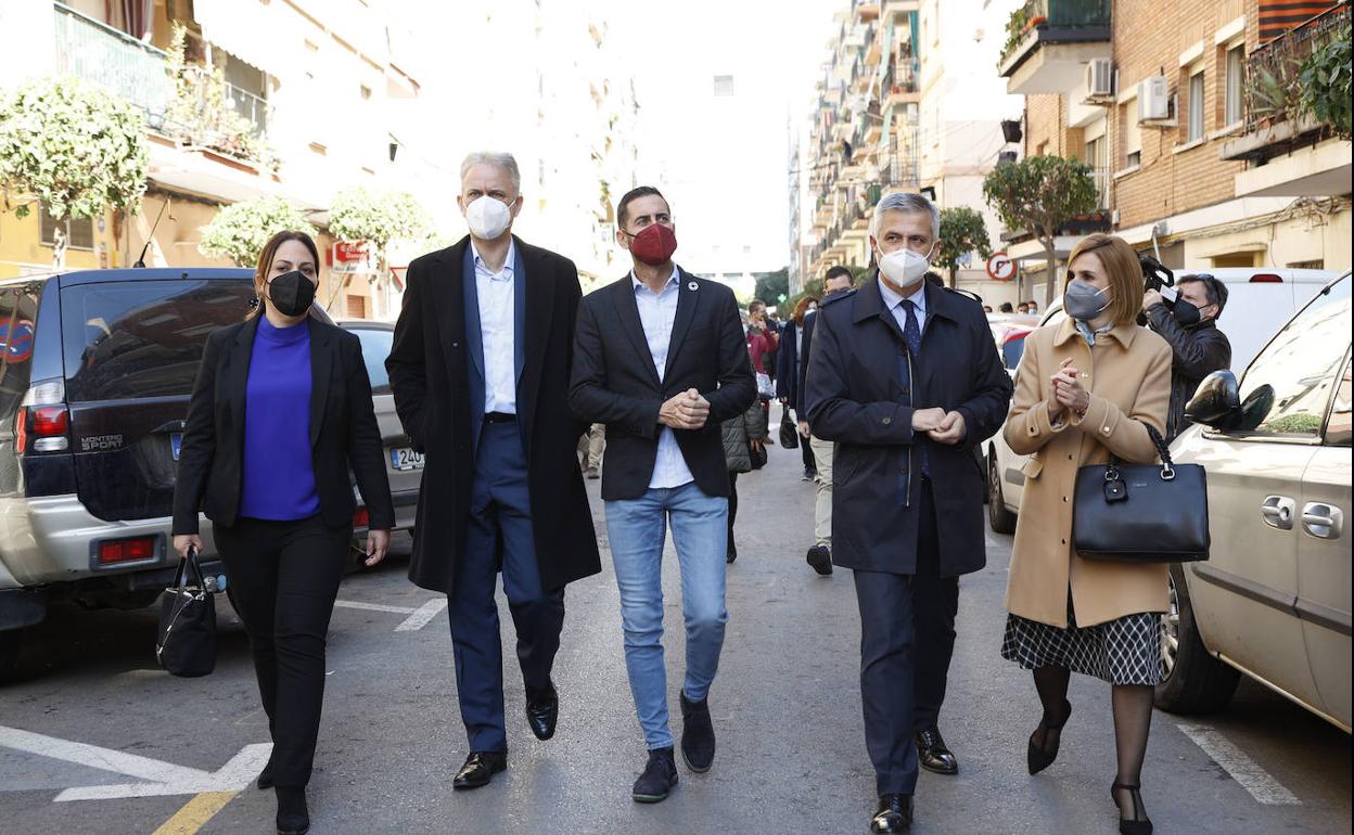 El alcalde, el conseller de Vivienda, y el secretario de Agenda Urbana del Gobierno, visitan la zona. 