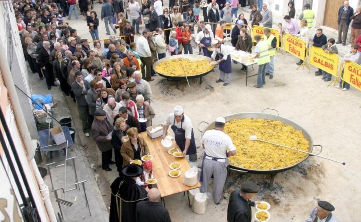 Reparto de paellas en una edición de la fiesta de años anteriores. 