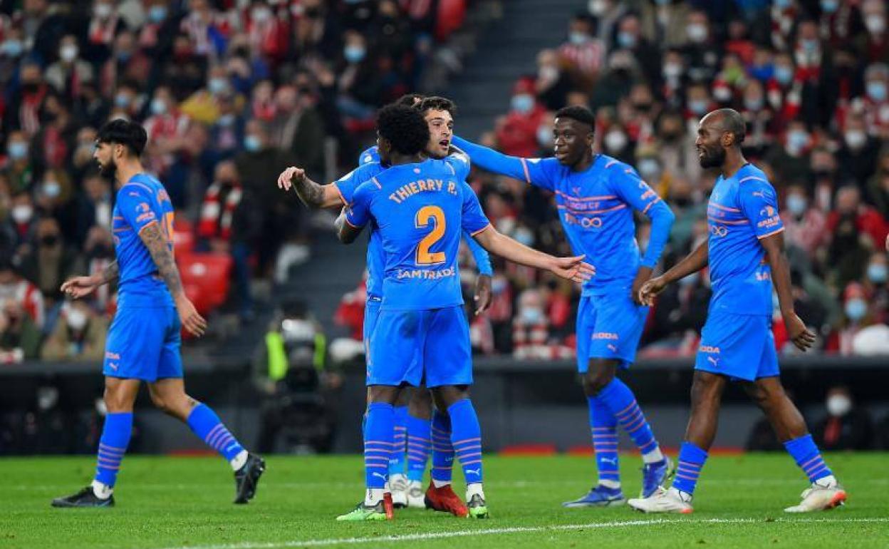 Los jugadores del Valencia celebran el gol de Hugo Duro.