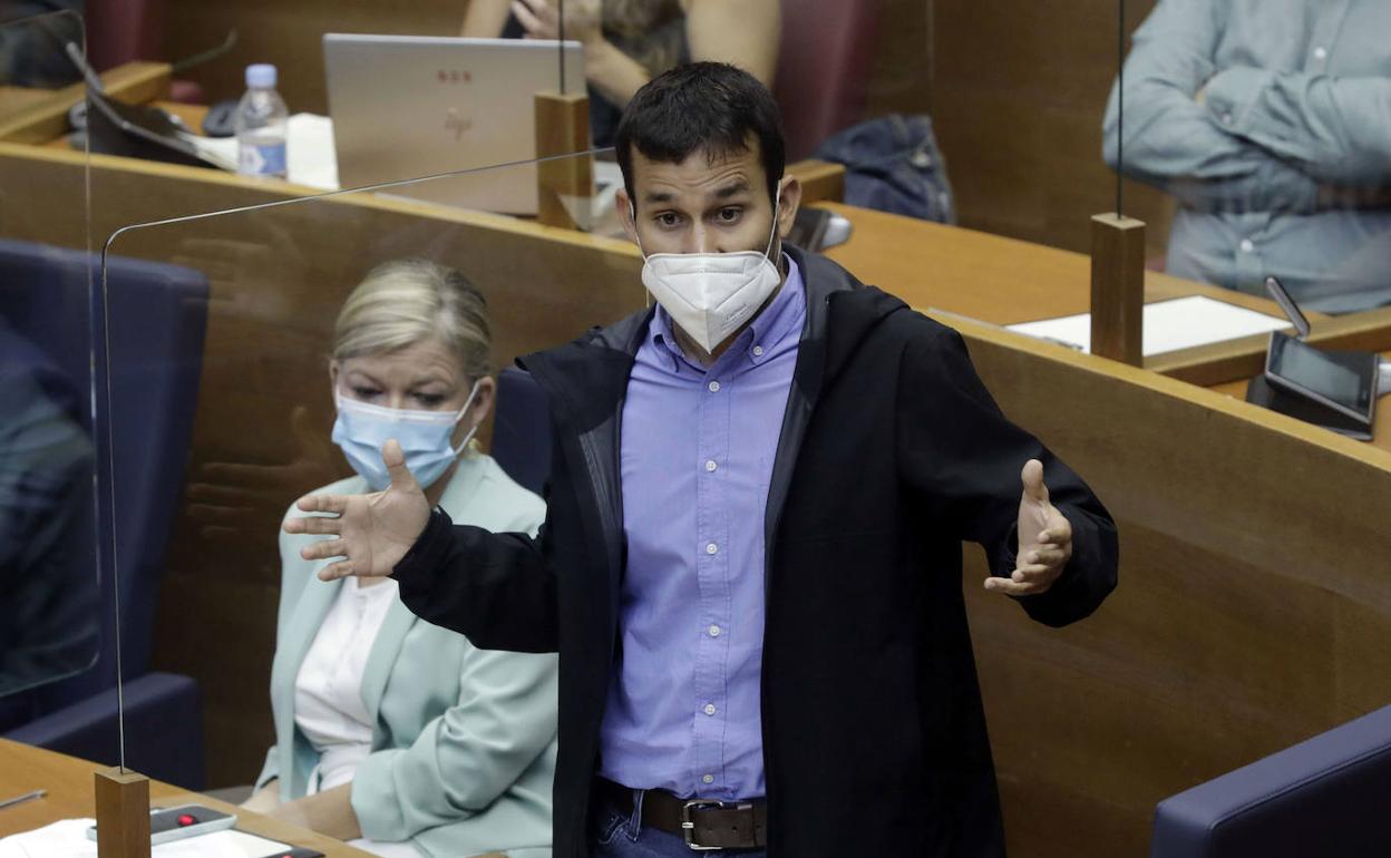 El conseller de Educación, Vicent Marzà, durante una intervención en Les Corts. 