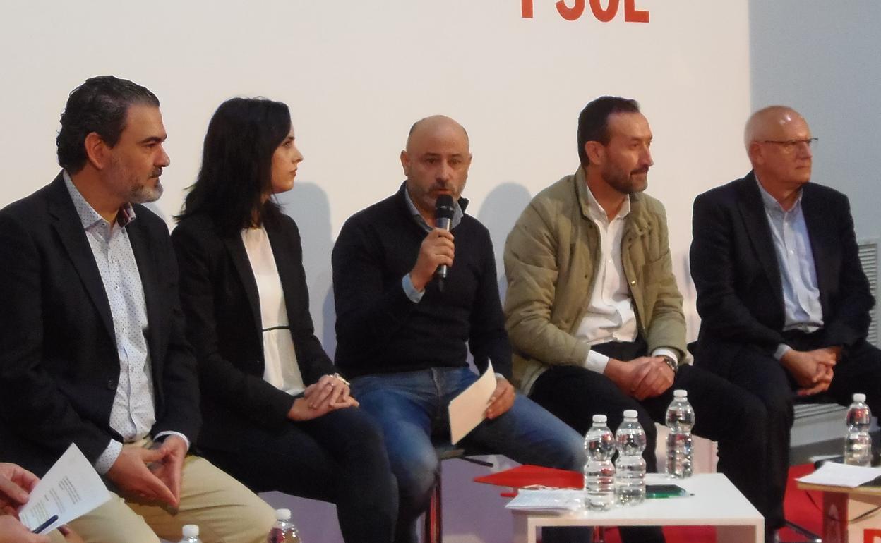 Briet, en el centro y con micrófono en mano, durante en un acto de partido. 