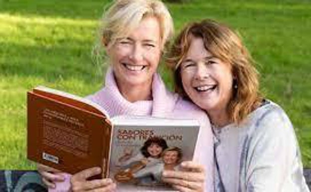 Ana y Zulema Duato con el libro que publicaron juntas, Sabores con tradición.