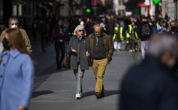 Los expertos creen que las mascarillas en interiores seguirán durante meses