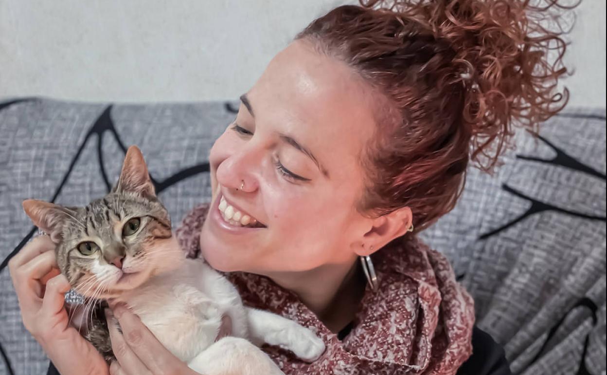 Una vecina con dos gatos adoptados del refugio municipal de animales. 