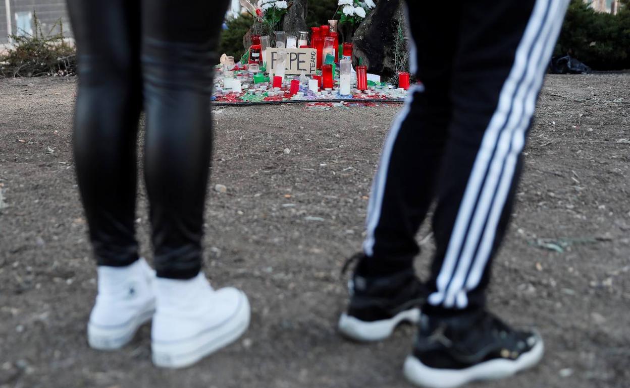 Altar en la calle de Tineo en Madrid en memoria de un menor de 15 años fallecido como consecuencia de una pelea.