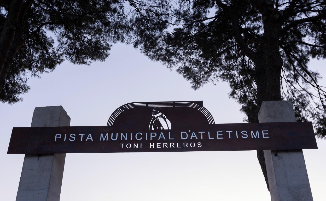 Pista de atletismo de Gandia con el nombre de Toni Herreros. 
