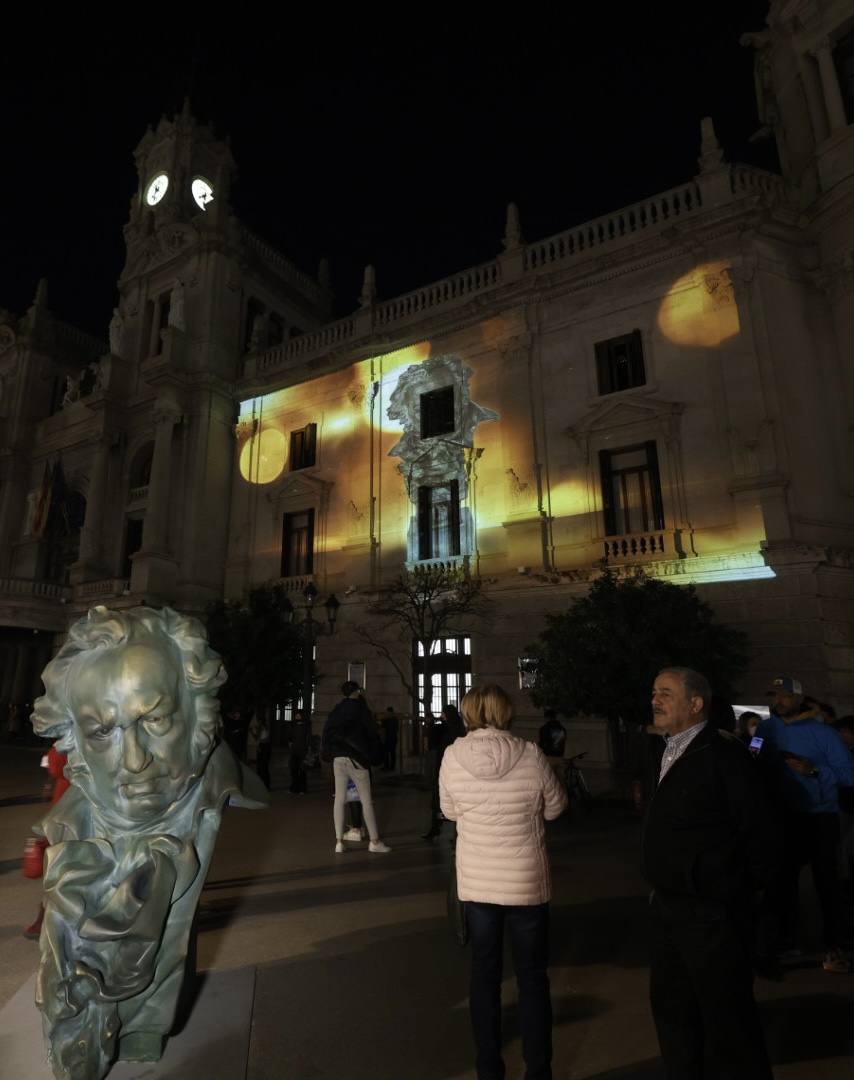 Valencia acerca la gala de los Goya 2022, que este sábado tendrá lugar en el Palau de Les Arts la ciudad, a la calle. Para ello, ha proyectado un 'mapping' en la fachada del Ayuntamiento, sobre la que se podrán ver los carteles de las películas candidatas a mejor película, imágenes del cineasta valenciano Luis García Berlanga y de todos los nominados valencianos de este año.