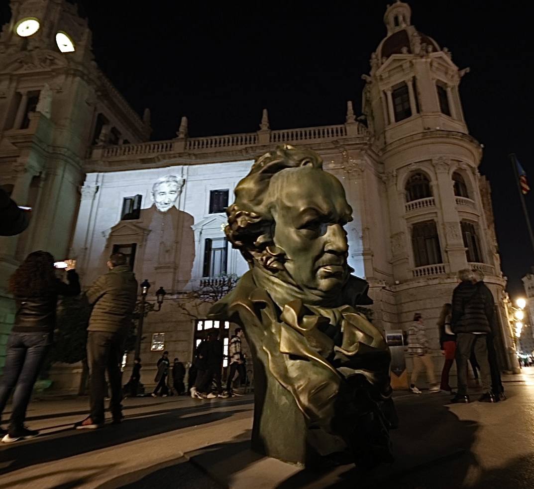 Valencia acerca la gala de los Goya 2022, que este sábado tendrá lugar en el Palau de Les Arts la ciudad, a la calle. Para ello, ha proyectado un 'mapping' en la fachada del Ayuntamiento, sobre la que se podrán ver los carteles de las películas candidatas a mejor película, imágenes del cineasta valenciano Luis García Berlanga y de todos los nominados valencianos de este año.