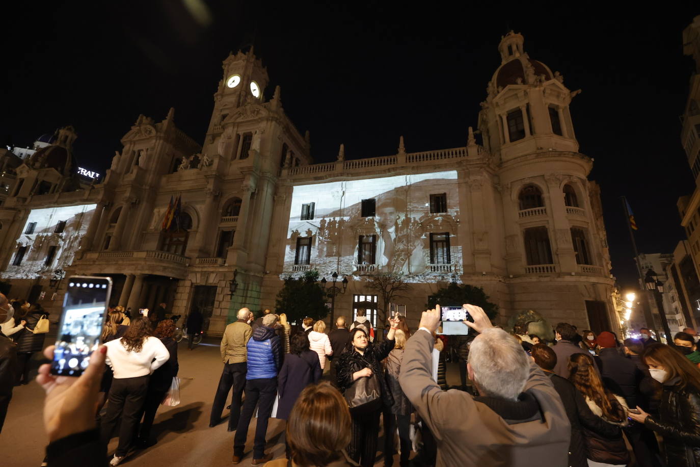 Valencia acerca la gala de los Goya 2022, que este sábado tendrá lugar en el Palau de Les Arts la ciudad, a la calle. Para ello, ha proyectado un 'mapping' en la fachada del Ayuntamiento, sobre la que se podrán ver los carteles de las películas candidatas a mejor película, imágenes del cineasta valenciano Luis García Berlanga y de todos los nominados valencianos de este año.