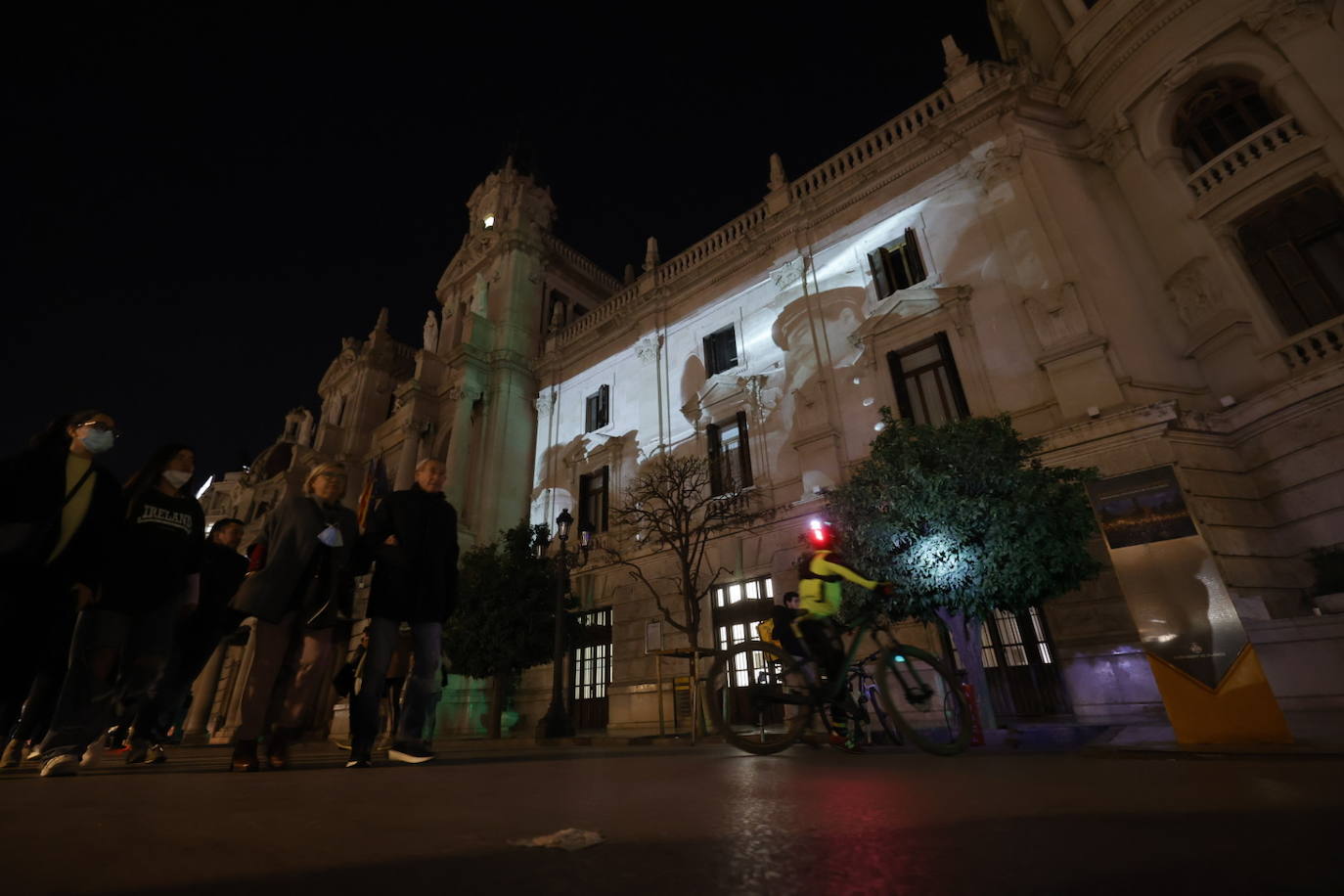 Valencia acerca la gala de los Goya 2022, que este sábado tendrá lugar en el Palau de Les Arts la ciudad, a la calle. Para ello, ha proyectado un 'mapping' en la fachada del Ayuntamiento, sobre la que se podrán ver los carteles de las películas candidatas a mejor película, imágenes del cineasta valenciano Luis García Berlanga y de todos los nominados valencianos de este año.