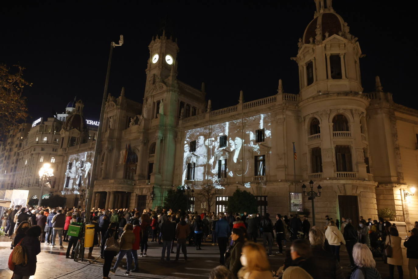 Valencia acerca la gala de los Goya 2022, que este sábado tendrá lugar en el Palau de Les Arts la ciudad, a la calle. Para ello, ha proyectado un 'mapping' en la fachada del Ayuntamiento, sobre la que se podrán ver los carteles de las películas candidatas a mejor película, imágenes del cineasta valenciano Luis García Berlanga y de todos los nominados valencianos de este año.