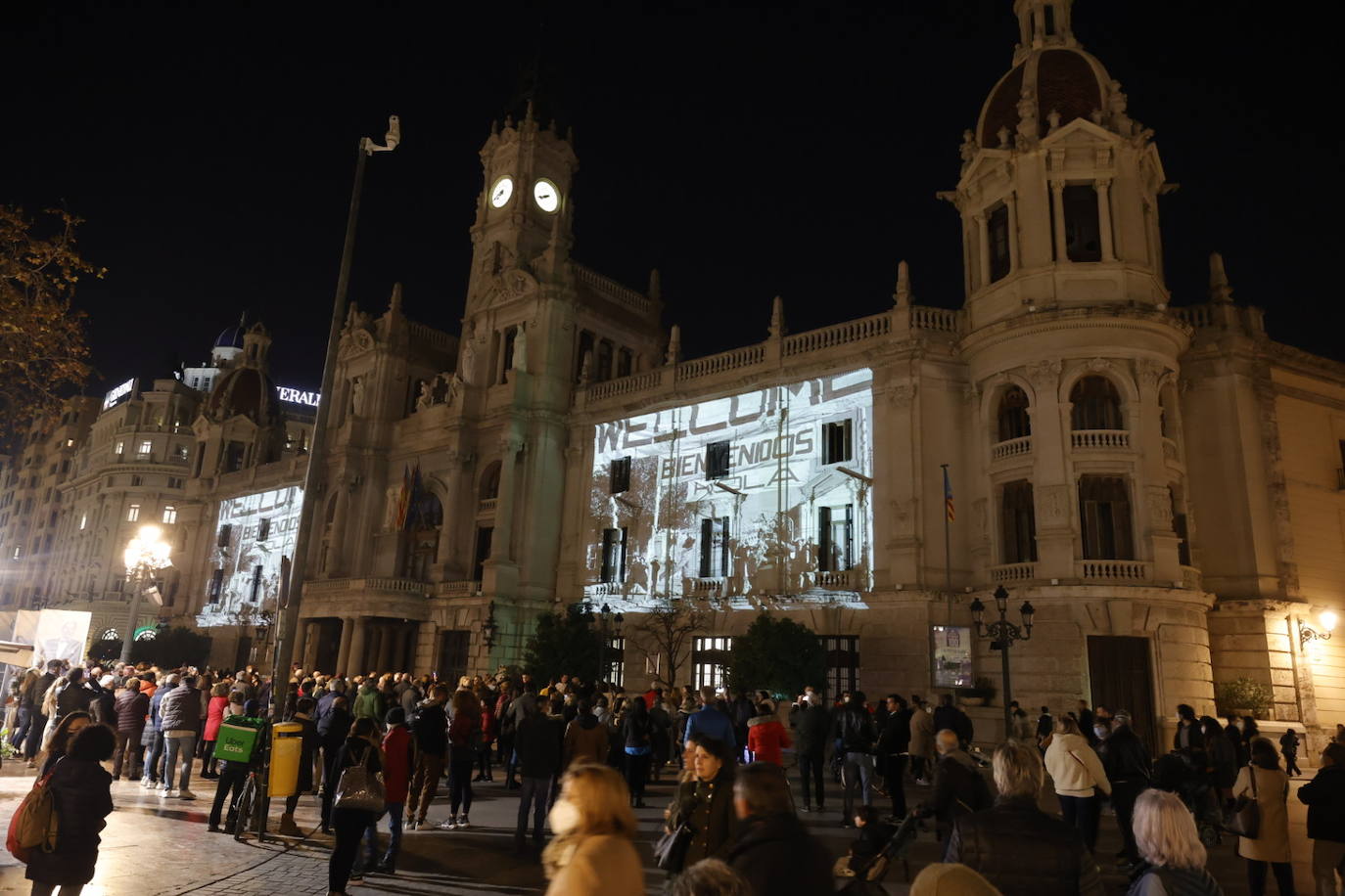 Valencia acerca la gala de los Goya 2022, que este sábado tendrá lugar en el Palau de Les Arts la ciudad, a la calle. Para ello, ha proyectado un 'mapping' en la fachada del Ayuntamiento, sobre la que se podrán ver los carteles de las películas candidatas a mejor película, imágenes del cineasta valenciano Luis García Berlanga y de todos los nominados valencianos de este año.