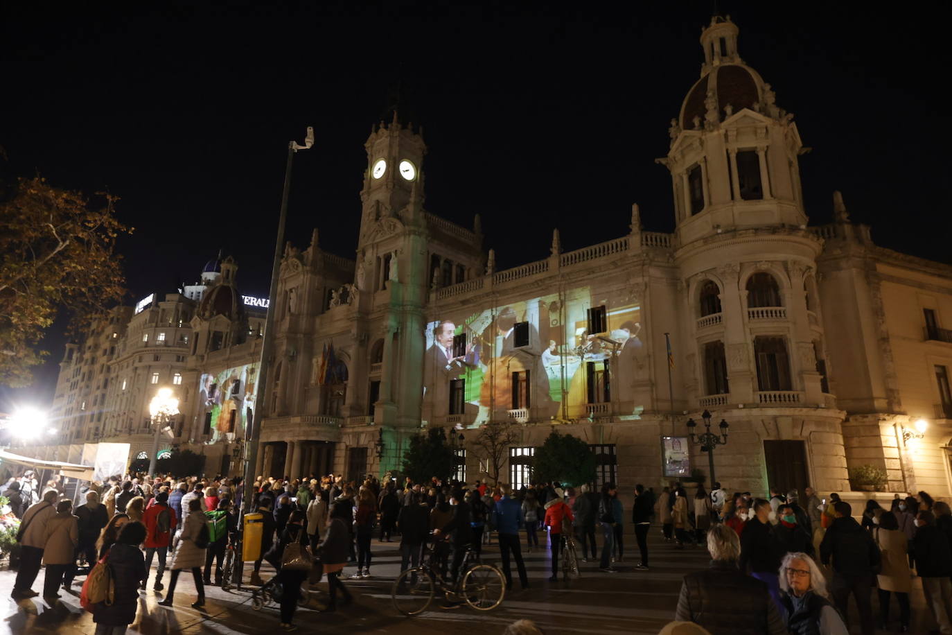 Valencia acerca la gala de los Goya 2022, que este sábado tendrá lugar en el Palau de Les Arts la ciudad, a la calle. Para ello, ha proyectado un 'mapping' en la fachada del Ayuntamiento, sobre la que se podrán ver los carteles de las películas candidatas a mejor película, imágenes del cineasta valenciano Luis García Berlanga y de todos los nominados valencianos de este año.