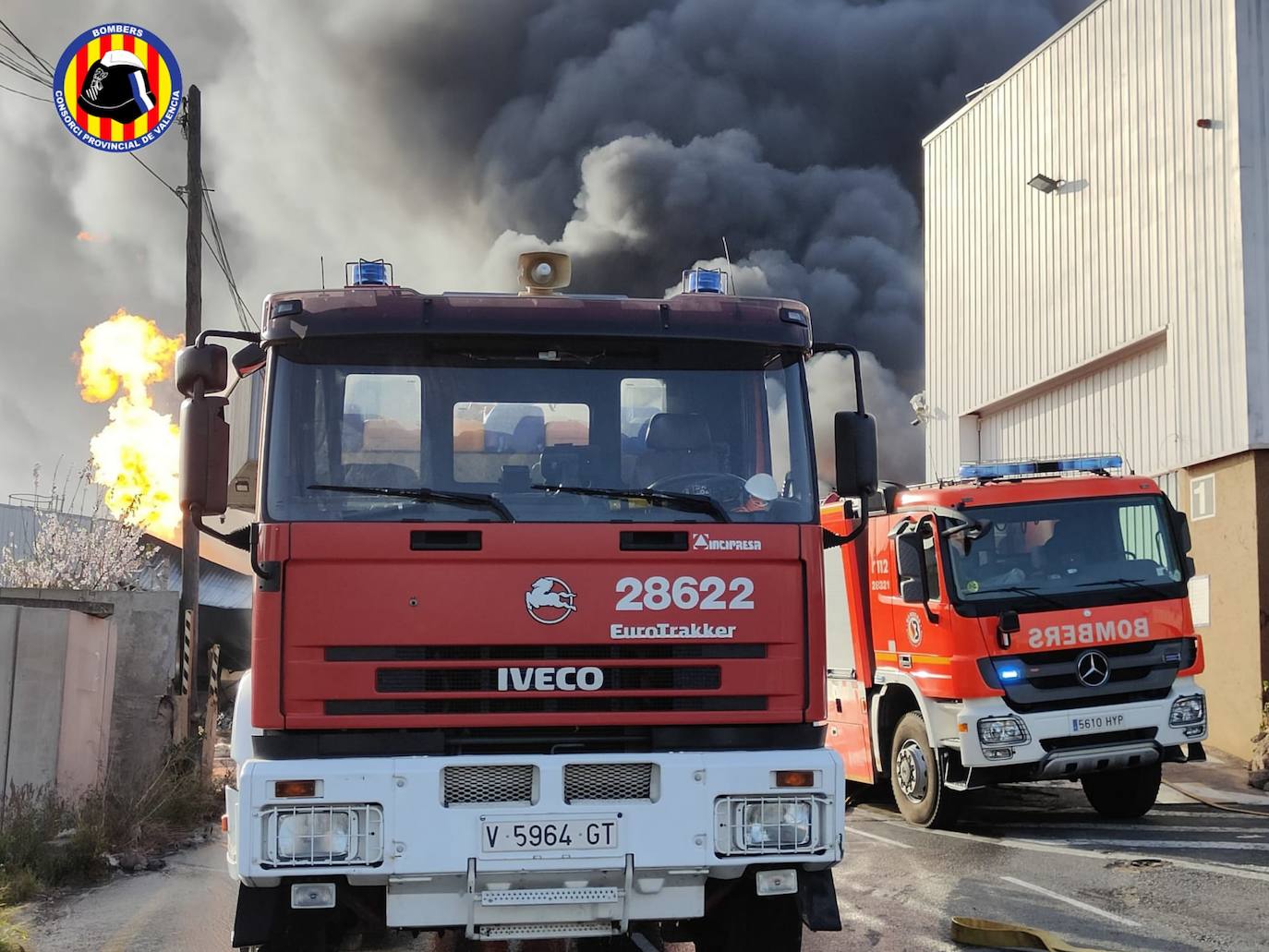 Un incendio industrial con explosiones afecta a una empresa química de Náquera