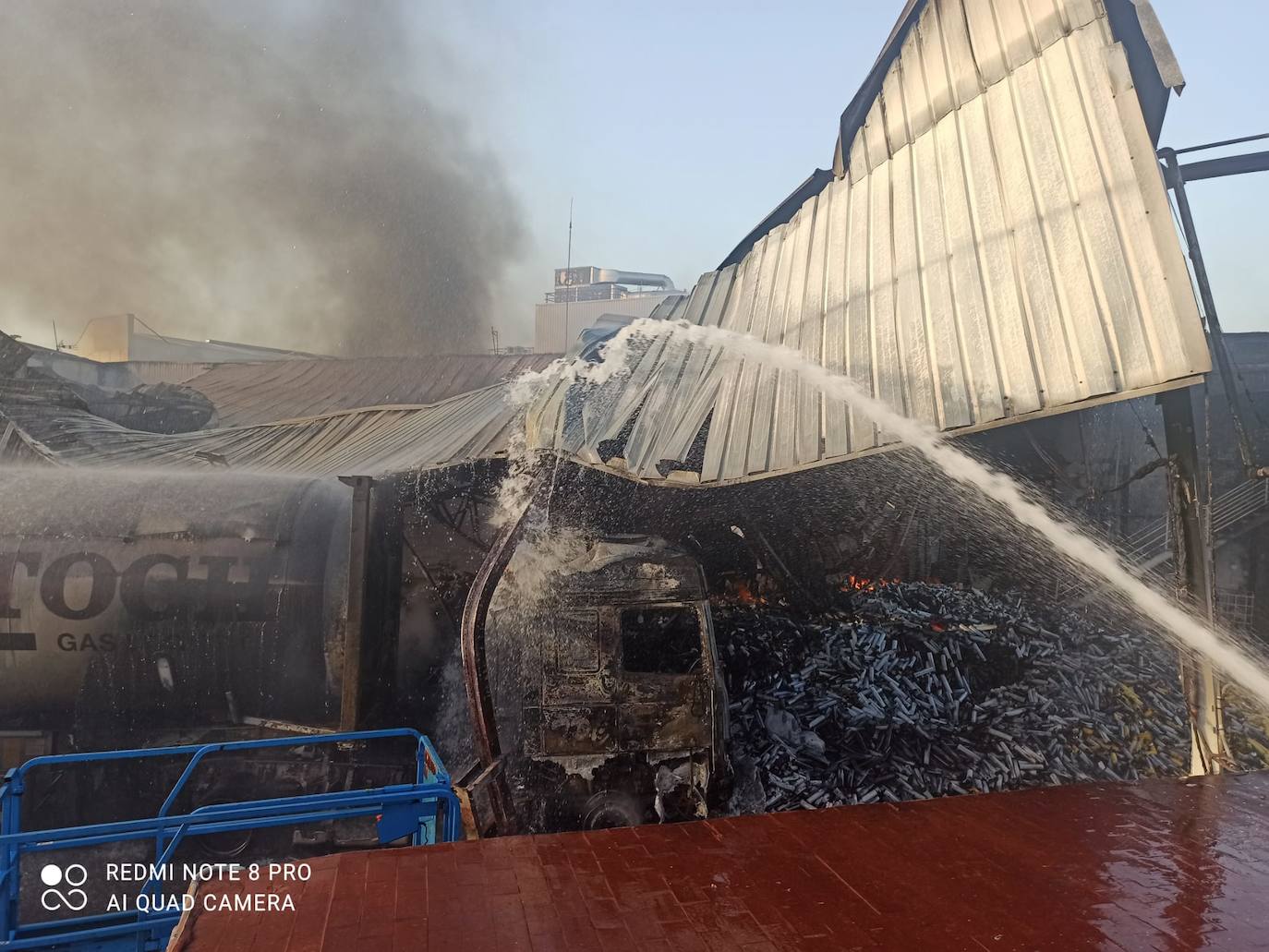 Un incendio industrial con explosiones afecta a una empresa química de Náquera