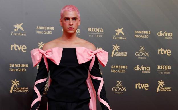 El atrevido 'look' de Eduardo Casanova para la gala de los Goya