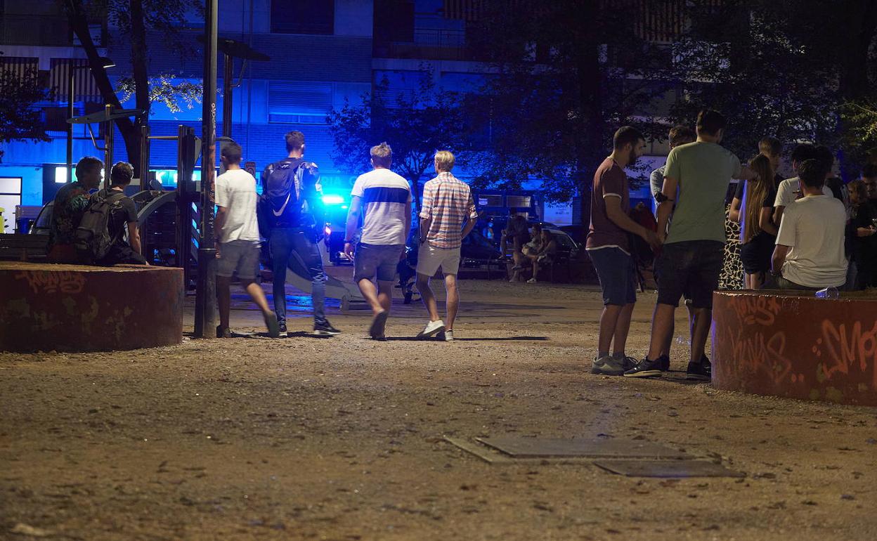 Un grupo de jóvenes deambula por una plaza de Valencia. 