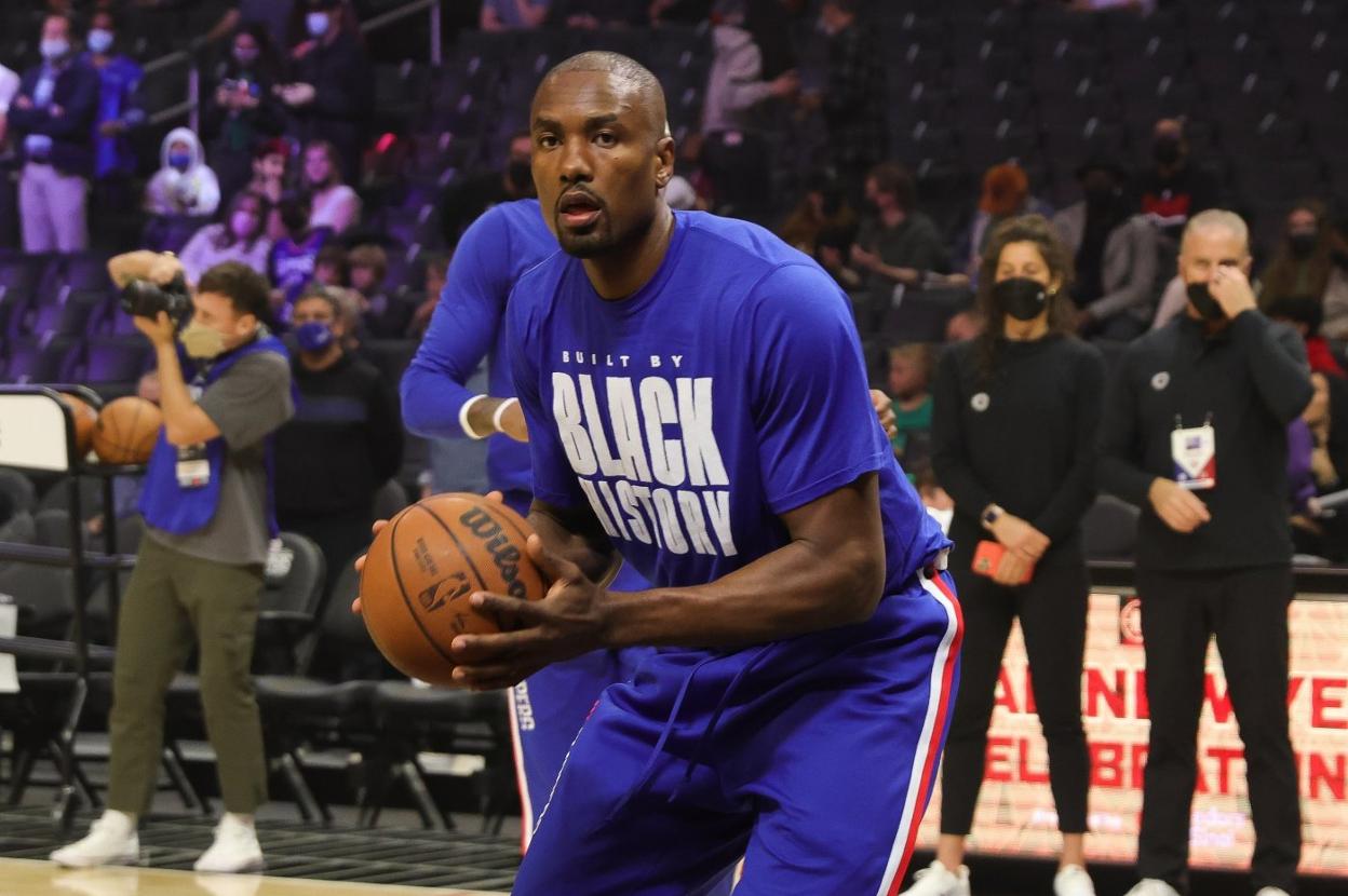 Serge Ibaka, en el calentamiento antes de un partido en la NBA. efe