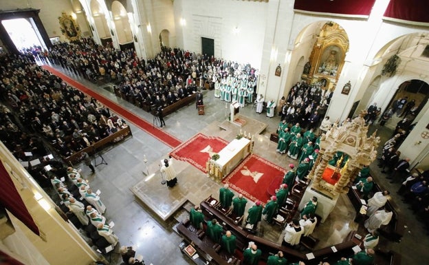 Imagen principal - Actos de bienvenida al obispo Munilla, este domingo en Alicante. 