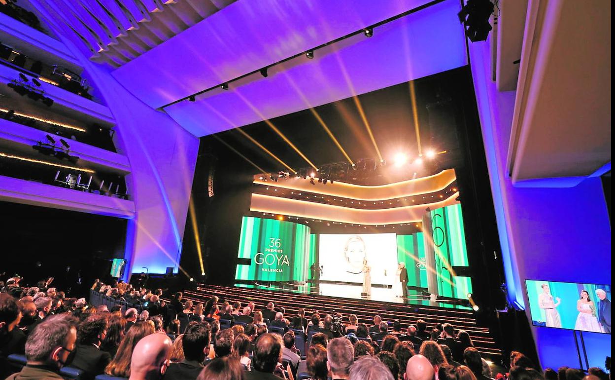 Escenario y público asistente a la gala en el Palau de Les Arts. 