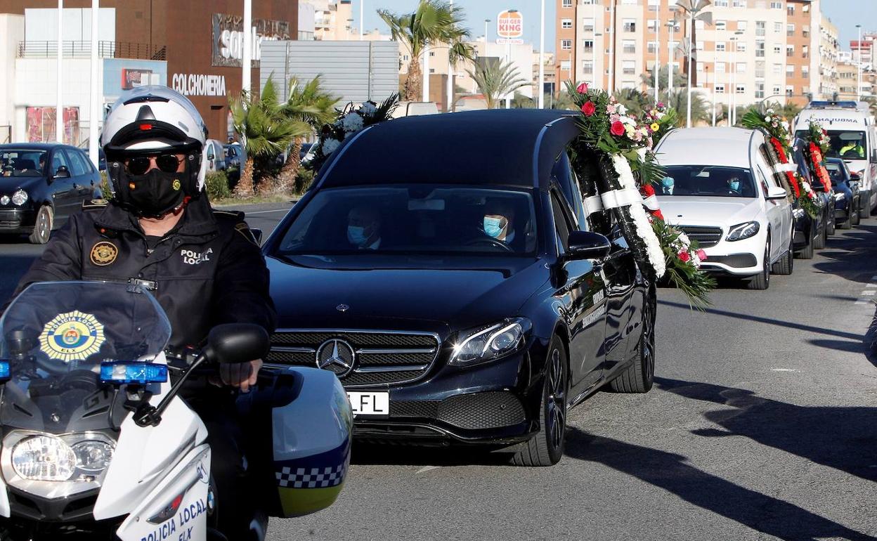 Hoy ha tenido lugar el funeral por las víctimas del triple parricidio ocurrido en Elche. En la imagen, los féretros salen de la iglesia hacia el cementerio. 