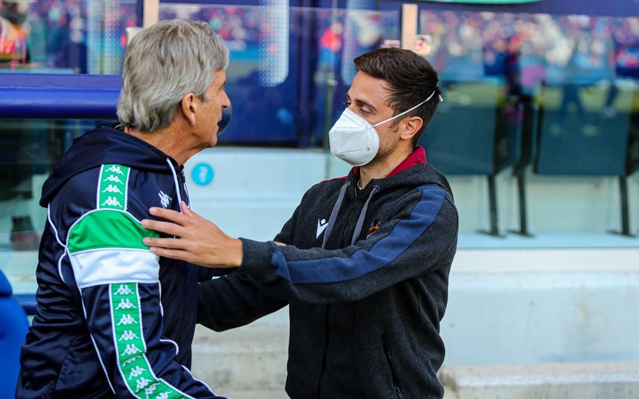 Saludo entre Pellegrini y Lisci antes del partido. ep
